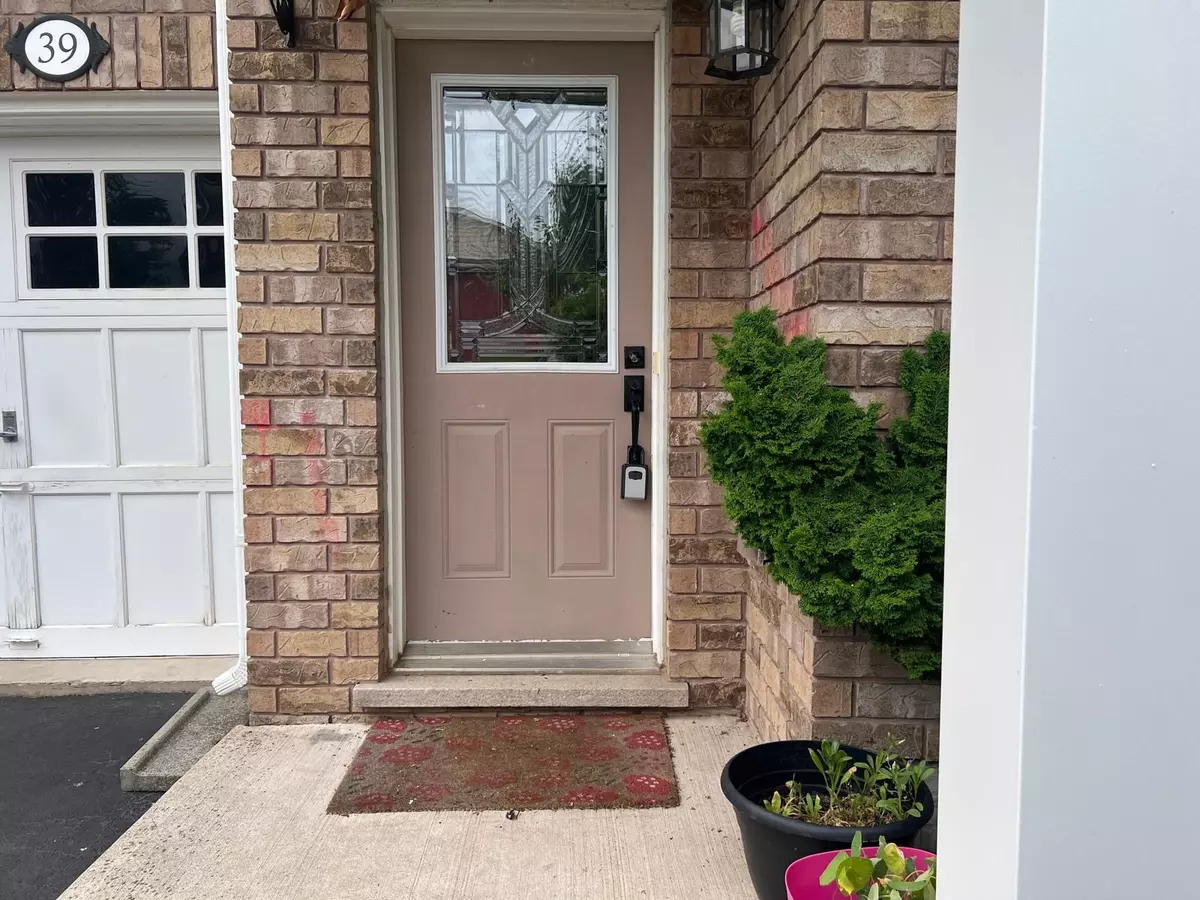 Hamilton, ON L8B 0R6,39 Golden Iris CRES