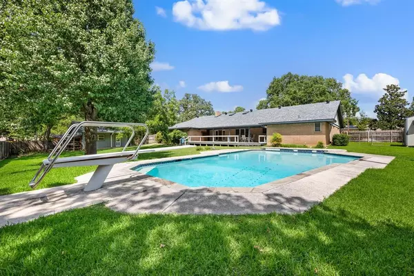 1221 Forest Ridge Drive, Bedford, TX 76022