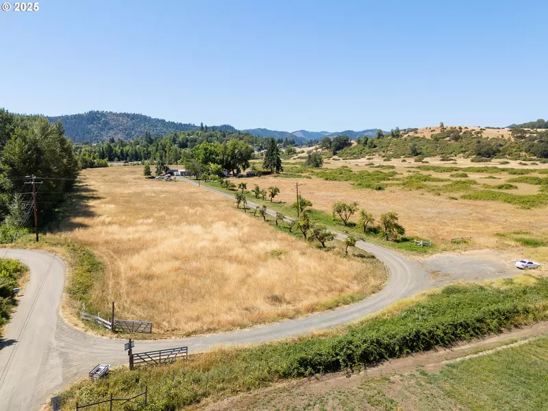 308 HELWEG RD, Winston, OR 97496
