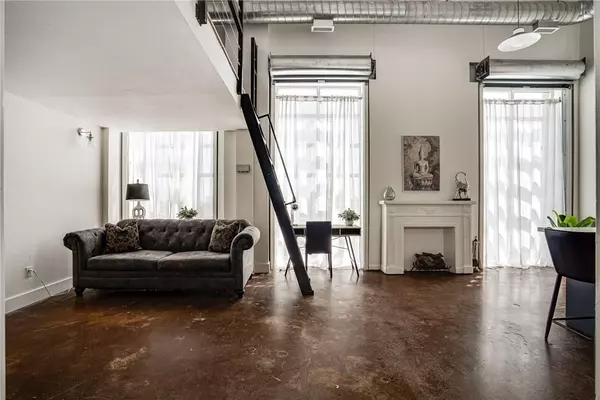Hamilton, ON L8R 3H7,11 REBECCA ST #401