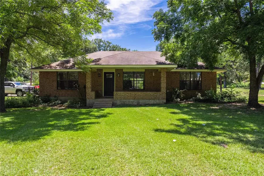 1000 Leaning Oak Dr, Tool, TX 75143