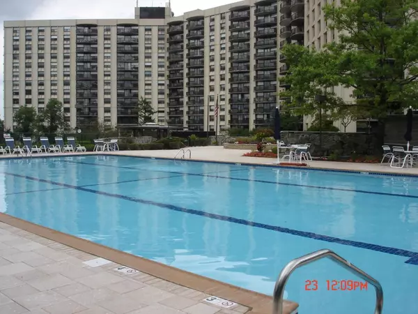 831 Gibbons Ct, Elizabeth City, NJ 07202
