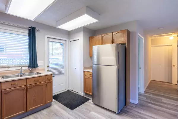 Calgary, AB T2B 3G8,2742 Dovely PARK SE