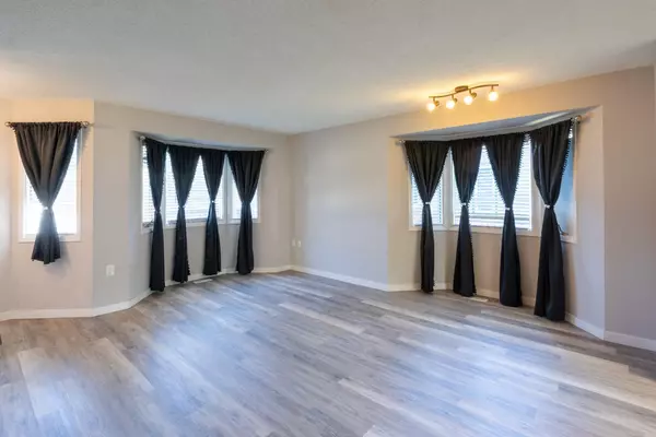 Calgary, AB T2B 3G8,2742 Dovely PARK SE