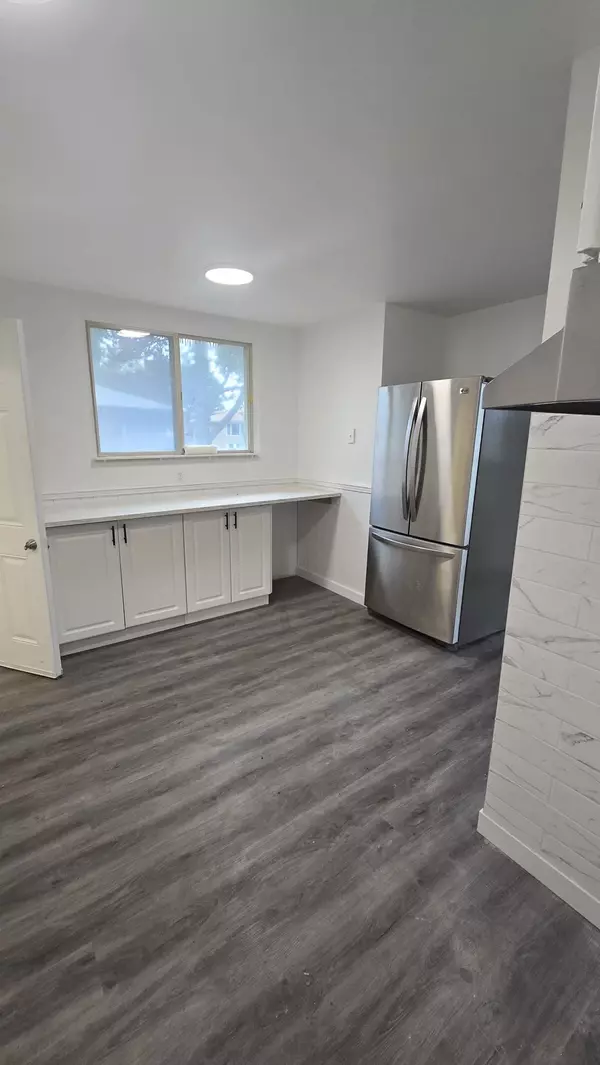 Newmarket, ON L3Y 2T3,24 Walter AVE #Upper