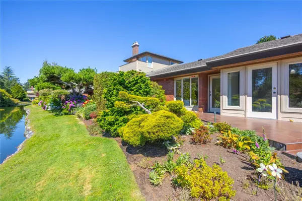 2345 Cedar Hill Cross Rd #122, Oak Bay, BC V8P 5M8