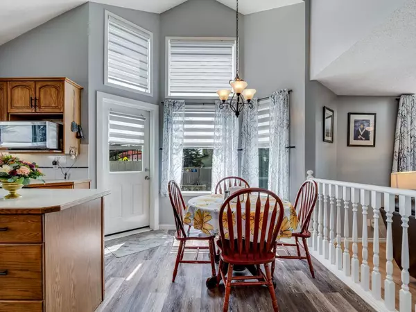 9 Hunters Mews, Okotoks, AB T1S 1M2
