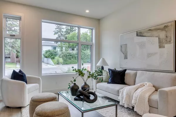 Calgary, AB T3B1Z1,7722 47 AVE NW