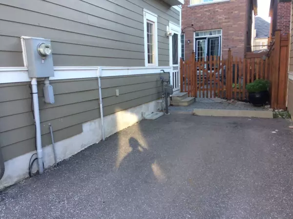 Markham, ON L6B 1H6,7 Ivy Stone CT #Coach House