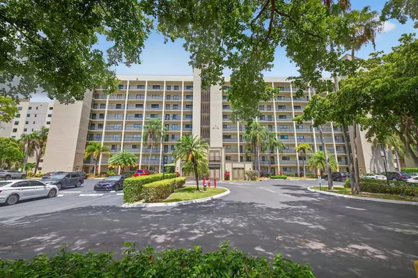 2112 S Cypress Bend Dr #401, Pompano Beach, FL 33069
