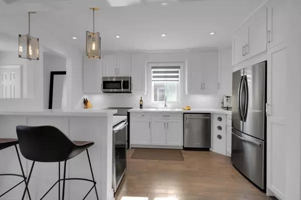 6 Rufford RD, Toronto W06, ON M8W 4V4