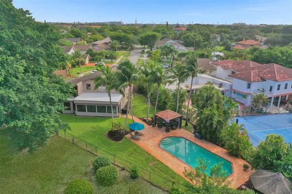 750 Bluebird Ln, Plantation, FL 33324