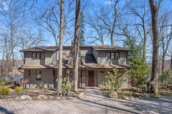60 W Shore Dr, Bloomingdale Boro, NJ 07420