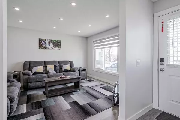 83 Aberdare RD NE, Calgary, AB T2A6V8