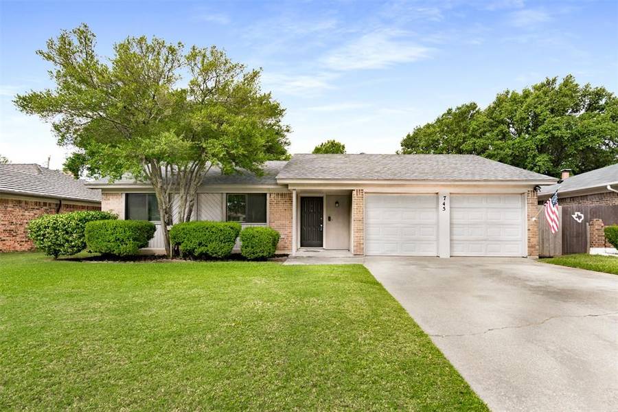 745 NW Douglas Street, Burleson, TX 76028