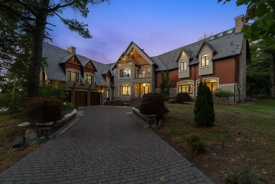 15 Glenview Heights LN, King, ON L3Y 4V9