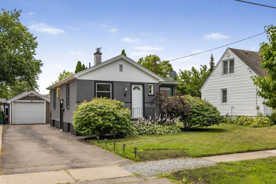 8 Admiral RD, St. Catharines, ON L2P 1G5