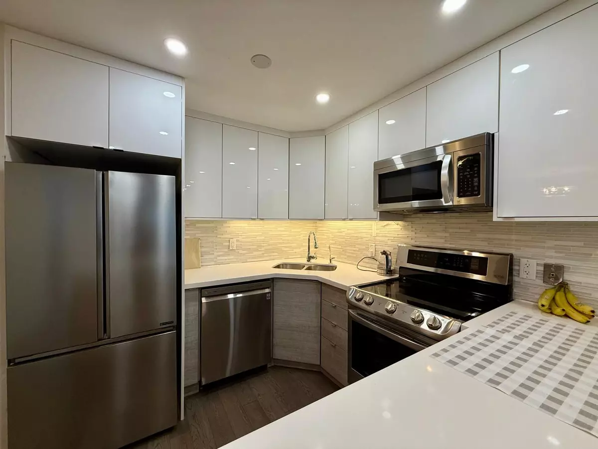 Richmond Hill, ON L4C 8T4,326 Major Mackenzie DR #108