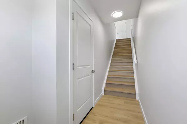 Didsbury, AB T0M0W0,14 Park LN