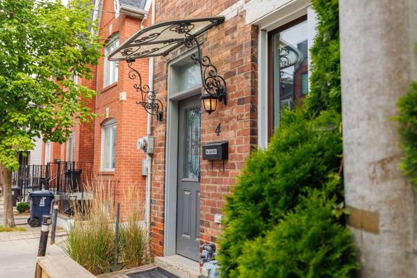 4 Whitaker AVE, Toronto C01, ON M6J 1A1