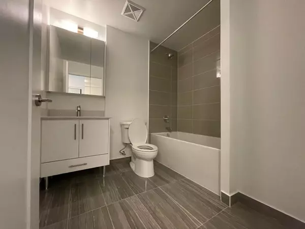 Richmond Hill, ON L4B 0B1,105 Oneida CRES #702