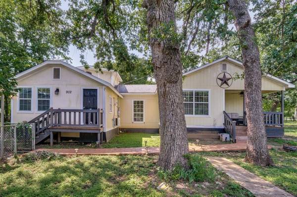 902 Travis Avenue, Alvarado, TX 76009