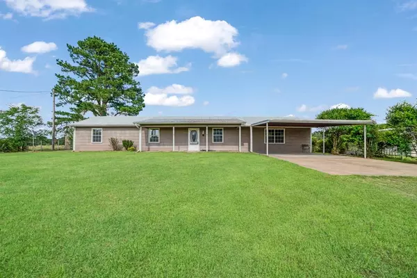 2320 County Road 44800, Blossom, TX 75416