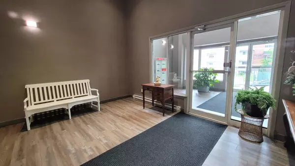 Barrie, ON L5M 6J2,120 Bell Farm RD #414