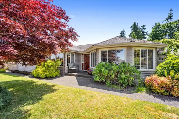 910 Fairways Dr, Qualicum Beach, BC V9K 1E1