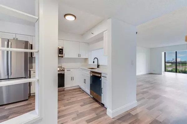Pompano Beach, FL 33069,2200 S Cypress Bend Dr #604
