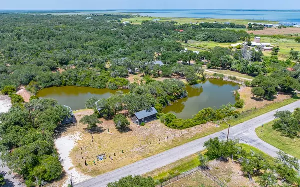164 Fourth St, Rockport, TX 78382