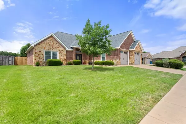 725 WHITE BEAR Trail, Lindale, TX 75771