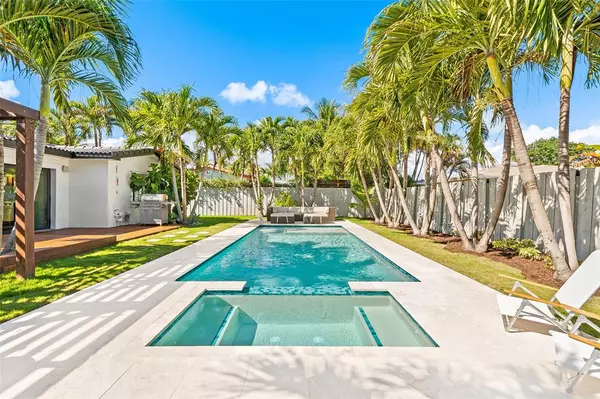 2133 NE 25th St, Wilton Manors, FL 33305