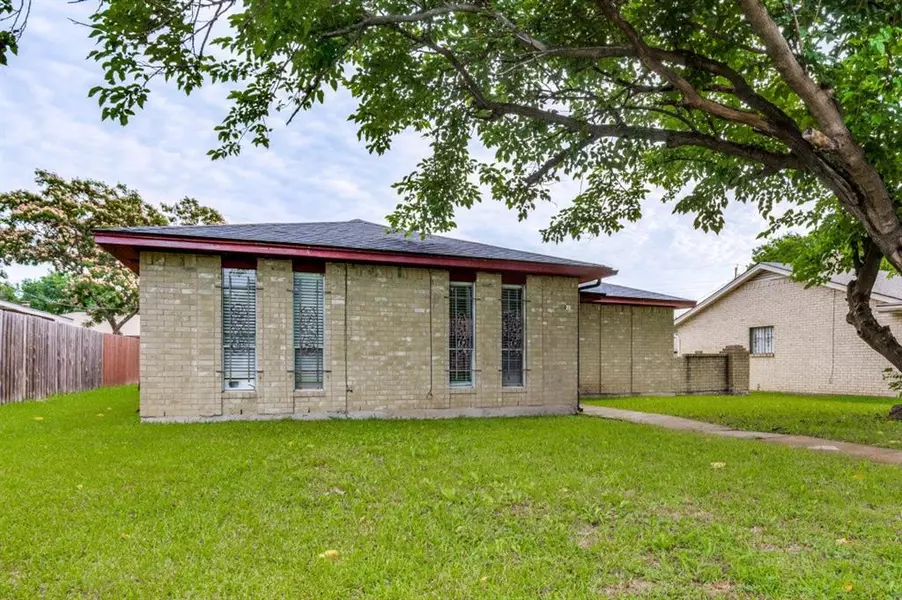 825 Cherry Hills Drive, Lancaster, TX 75134