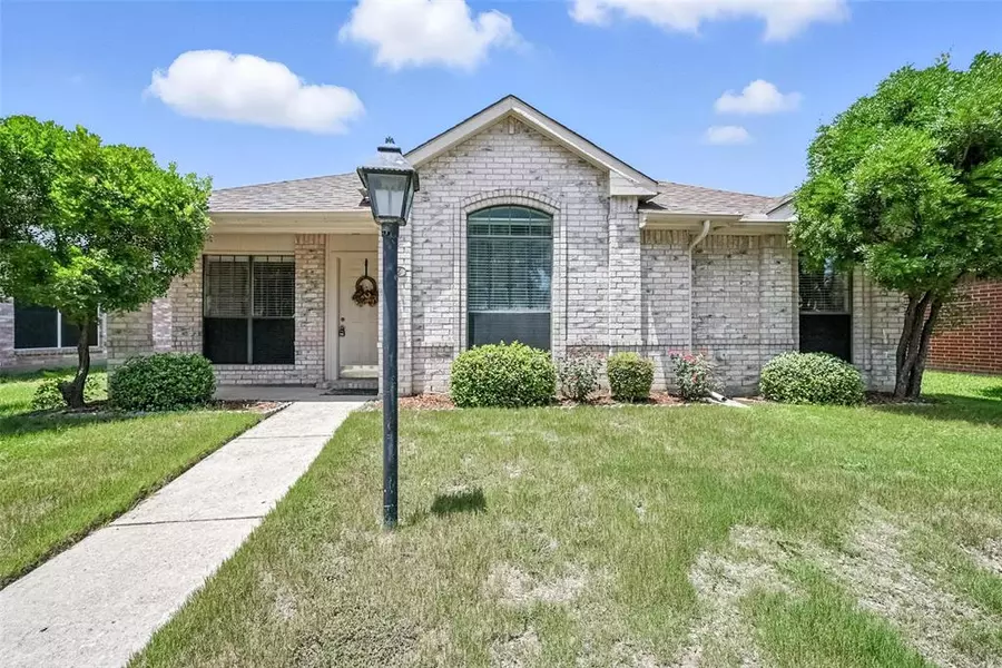 1716 Creekpoint Drive, Lewisville, TX 75067