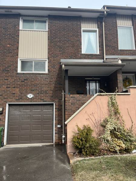 39 Permfield PATH #33, Toronto W08, ON M9C 4Y5