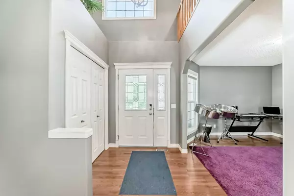 Calgary, AB T3B 5Z6,73 Crestmont DR SW