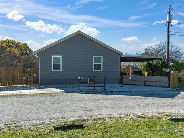 411 N Lake Shore Circle, Lake Bridgeport, TX 76426