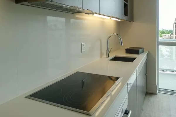 Toronto C10, ON M4P 0C5,101 Erskine AVE #806