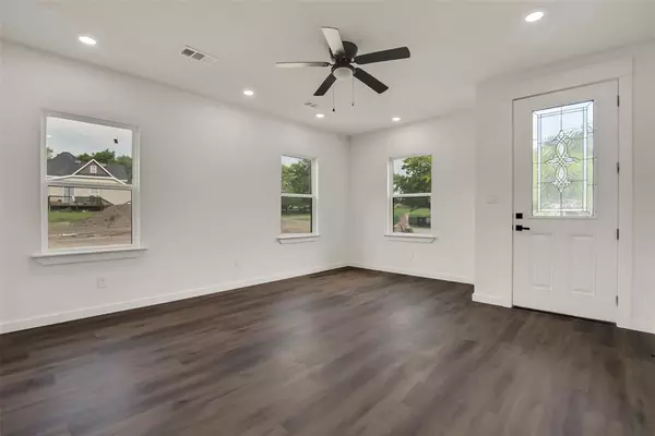 Whitewright, TX 75491,207 W Elm Street