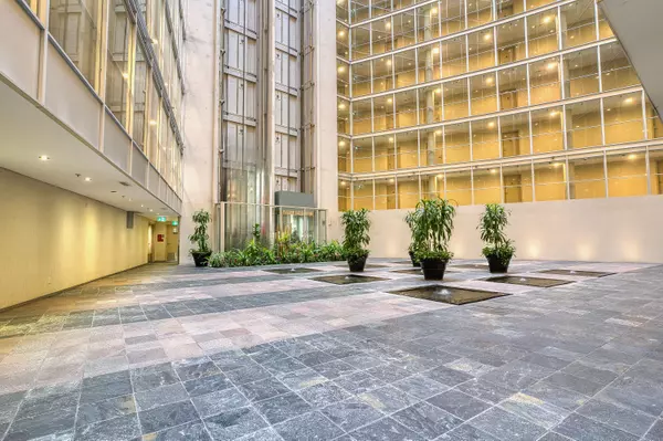 Toronto C01, ON M5V 3N2,650 Queens Quay W #1709