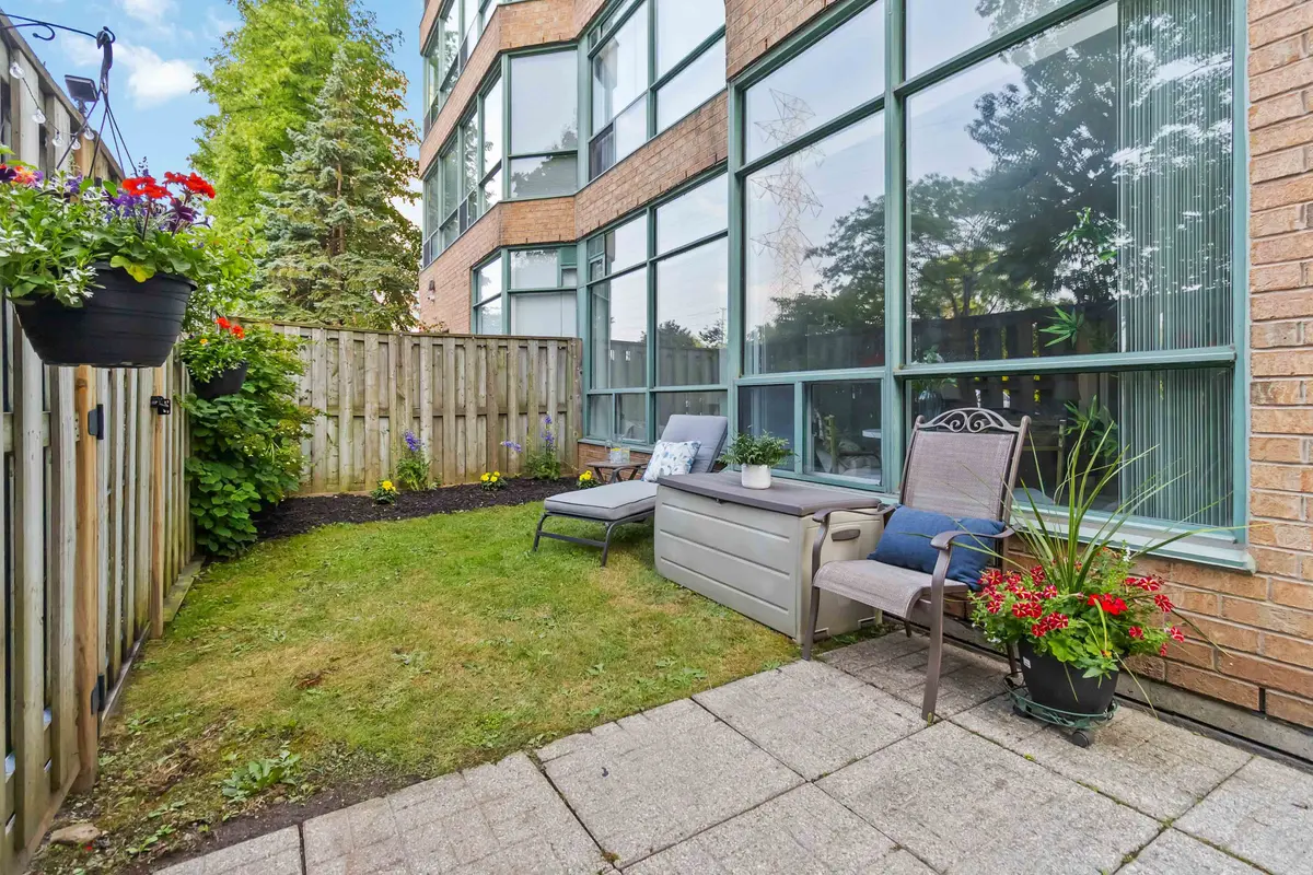 Burlington, ON L7S 2J9,1276 Maple Crossing BLVD #106