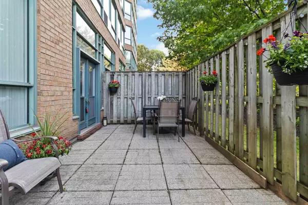 Burlington, ON L7S 2J9,1276 Maple Crossing BLVD #106