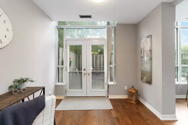 Burlington, ON L7S 2J9,1276 Maple Crossing BLVD #106