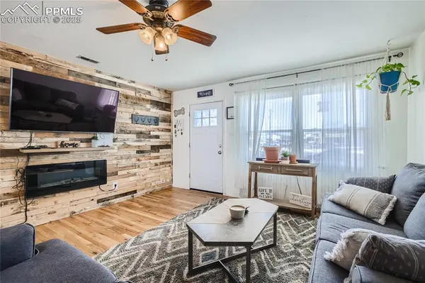 1822 N Circle DR, Colorado Springs, CO 80909