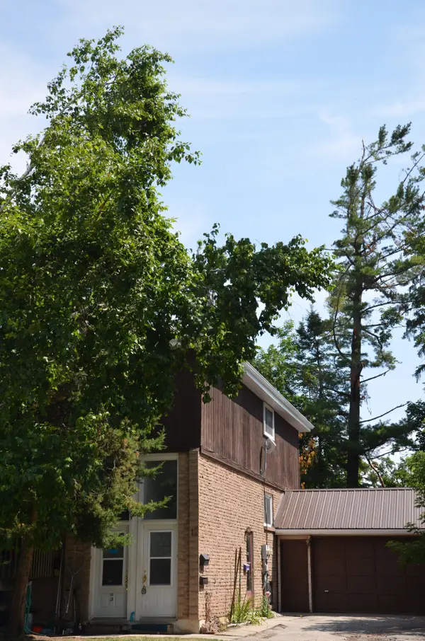 Orillia, ON L3V 6S4,12 King's CT