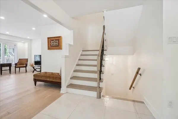 7360 Zinnia PL #221, Mississauga, ON L5W 2A1