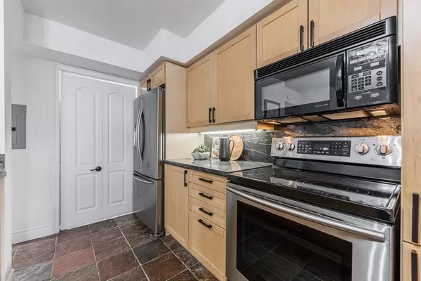 Toronto C04, ON M4R 1L7,2 Alexandra BLVD W #207