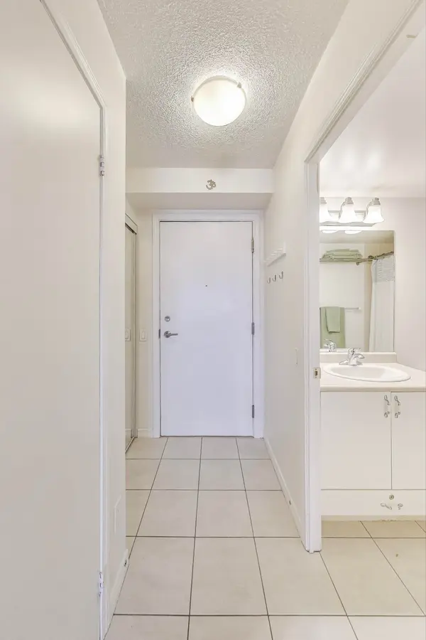 Toronto W02, ON M6P 5A1,60 Heintzman ST #728