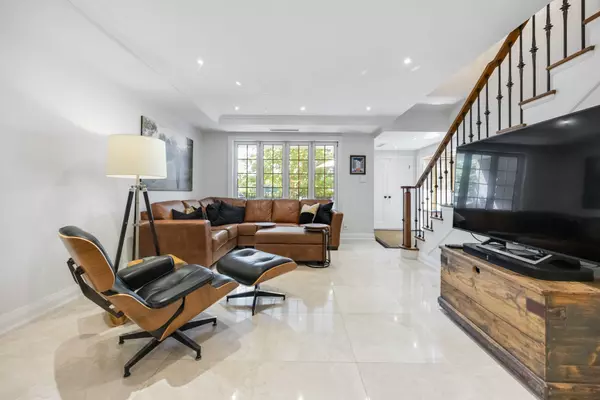 Toronto W06, ON M8V 3Y2,2289 Lake Shore BLVD W #126